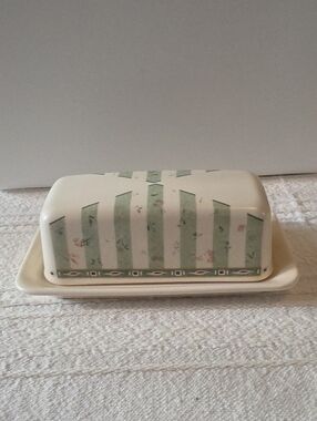 Vintage Pfaltzgraff Naturewood 1/4 lb Covered Butter Dish.
